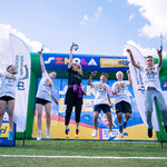 4. Drużyna klasy 5 D z pamiątkowymi medalami.jpg