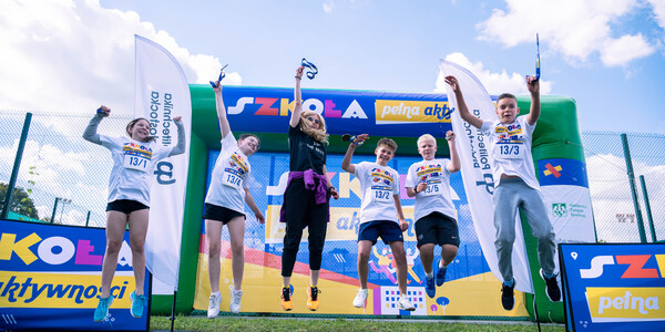 4. Drużyna klasy 5 D z pamiątkowymi medalami.jpg