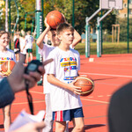 38. Chłopiec czekający na wykonanie rzutu do kosza.jpg