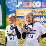 41. Dwóch chłopców z pamiątkowymi medalami.jpg