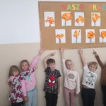 Dzieci prezentują pracę wykonane na zajęciach plastycznych.jpg