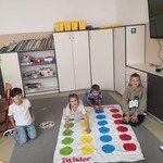 Dzieci podczas zabawy w twistera.jpg