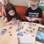 Dzieci układają puzzle.jpg