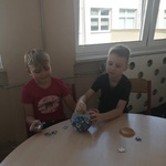 Chłopcy układają puzzle w świetlicy.jpg