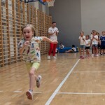 16. Dziewczynka wykonująca rozbieg do skoku.jpg