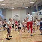 9. Dzieci uczestniczą w sportowej rozgrzewce.jpg