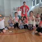 8. Uczniowie na zdjęciu z Panem P. Tarkowskim prezentuja   medale.jpg