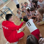 7. Uczniowie poznają obuwie stosowane do skoków.jpg