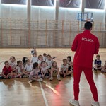 4. Dzieci słuchaja prelekcji o skoku w dal.jpg