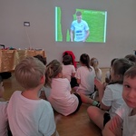 6. Dzieci oglądaja film z zawodów lekkoatletycznych.jpg