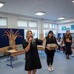 Zdjęcie nr 16 - Pani Dyrektor Bożena Chodyniecka wręcza drobne upominki nauczycielom w postaci długopisów z logo SP11_.jpg
