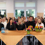 zdjęcie nr 1 - Dyrekcja szkoły_ przedstawiciele Rady Rodziców i pracownicy oczekują na rozpoczęcie uroczystości.jpg.jpg