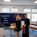 Zdjęcie nr 5 -Pani Dyrektor w imieniu społeczności szkolnej składa gratulacje ks. Grzegorzowi Wasilukowi.jpg.jpg
