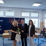 Zdjęcie nr 6 - Przedstawiciele nauczycieli i pracowników szkoły składają podziękowania Pani Dyrektor.jpg.jpg