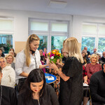 Zdjęcie nr 10 - Przewodnicząca Rady Rodziców wręcza kwiaty Pani Dyrektor.jpg.jpg