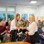 Zdjęcie nr 11 - Przewodnicząca Rady Rodziców- Beata Otapowicz składa podziękowania Pani Wicedyrektor.jpg.jpg