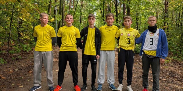 1. Drużyna chłopców klas 7-8 reprezentująca szkołę na zawodach.jpg
