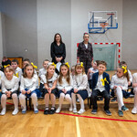 Zdjęcie nr 1 - Uczniowie klasy 1b wraz z wychowawczyniami oczekują na rozpoczęcie uroczystości_.jpg