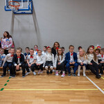Zdjęcie nr 3 - Uczniowie klas pierwszych pozują do zdjęcia.jpg