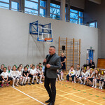 Zdjęcie nr 11 - Ks. Rafał Kosikowski_ Proboszcz Parafii pw. Świętej Rodziny_ przemawia do uczniów klas pierwszych.jpg