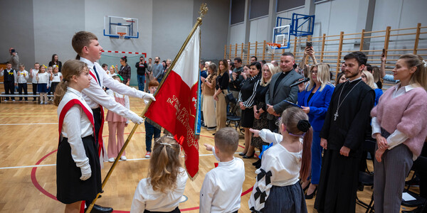 Zdjęcie nr 15 - Przedstawiciele uczniów klas pierwszych składają uroczyste ślubowanie_.jpg