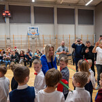 Zdjęcie nr 23 - Uczniowie kolejno uczestniczą w ceremonii pasowania.jpg