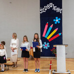 Zdjęcie nr 27 - Uczennice starszych klas składają życzenia najmłodszym koleżankom i kolegom.jpg