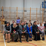 Zdjęcie nr 30 - Dyrekcja_ goście i rodzice wspólnie oglądają część artystyczną ślubowania.jpg