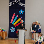 Zdjęcie nr 12 -  Ks. Grzegorz Wasiluk_ przemawia do pierwszoklasistów i gości.jpg
