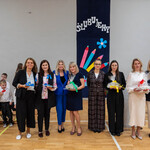 Zdjęcie nr 35 Pani Dyrektor Bożena Jolanta Chodyniecka pozuje z wychowawczyniami klas pierwszych.jpg.jpg