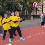 16. Chłopiec podaje piłkę do kolegi z drużyny.jpg