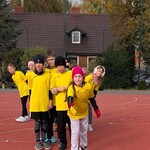 11. Dziewczynka wykonująca rzut woreczkiem do celu.jpg
