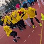 8. Chłopcy przekazuja pałeczkę w czasie biegu sztafetowego.jpg