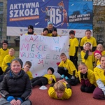1. Klasa IV z nauczycielem wychowania fizycznego i transparentem kibiów.jpg