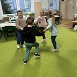 Dzieci wspólnie wykonują taniec.jpeg