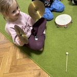 Dziewczynka gra na instrumencie.jpeg