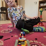 Chłopiec prezentuje swoją kostrukcję z klocków LEGO.jpeg