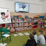Dzieci oglądają informacje o żubrach w Polsce.jpg
