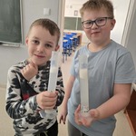 Dzieci prezentują efekty wykonanego eksperymentu z mydłem.jpeg