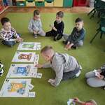 Dzieci uczą się segregacji odpadów.JPG