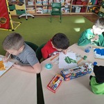 Dzieci rozdmuchują przez słomkę kolorowe farby.JPG