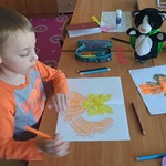 Chłopiec tworzy pracę plastyczną.JPG