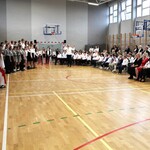 8. Wykonanie utworu pt. _Szara piechota_ przez chór szkolny_.jpg