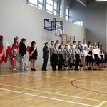 9. Odśpiewanie pieśni patriotycznych przez chór szkolny_.jpg