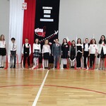 12. Odśpiewanie pieśni patriotycznej przez uczniów kl. 3a.jpg