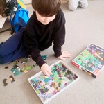 Staś podczas układania puzzli..jpg
