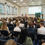 Goście gali z uwagą śledzą przemówienia i przebieg uroczystości.jpg