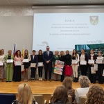Uczestnicy gali_ dyrekcja_ nauczycielki i uczniowie pozują z certyfikatami; obecny jest też zastępca prezydenta Tomasz Klim..jpg