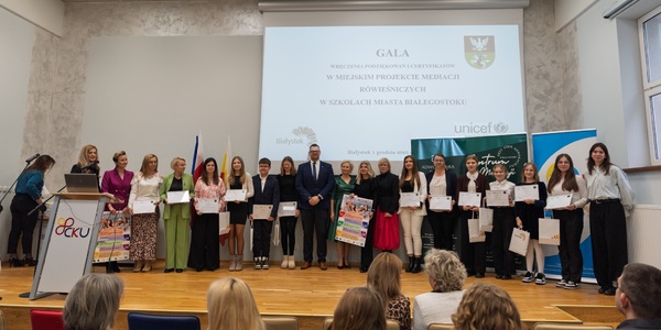 Uczestnicy gali_ dyrekcja_ nauczycielki i uczniowie pozują z certyfikatami; obecny jest też zastępca prezydenta Tomasz Klim..jpg