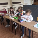 Dziewczynki podczas zajęć plastycznych.jpg